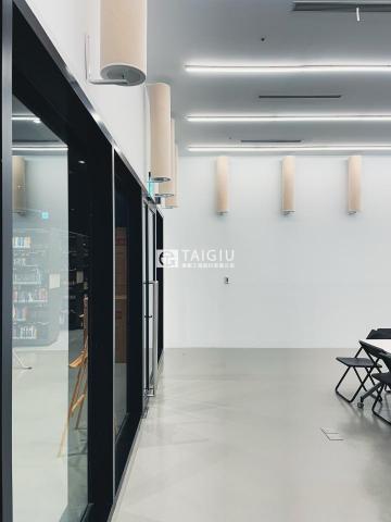 泰鉅工程 - 地點 : 圖書館
問題 : 回音過長，影響教學、演講活動
方案 : 吸音筒