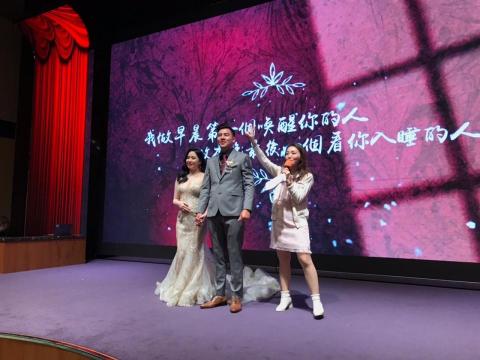 婚禮/活動主持人Wenny - 台中清水成都午宴

疫情前緣定終身?
再次主持清水成都
⁡
大家來猜拳
是老少都通吃的遊戲
長輩和年輕人都玩開?
⁡
新人當莊家
樂透號碼中獎就能領獎
⁡
遊戲不用複雜
重點是老少世代都滿意
⁡