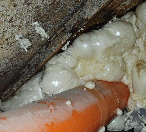 服務~熱誠，防水抓漏   專業團隊  專業儀器測漏～ - 大樓社區管道間抓漏，感謝業主信任，找好幾組人來，找不到原因，之前的廠商不來了，室內滲水，滲到樓下去，由衷的感謝我們。業主說找知道就不找便宜。