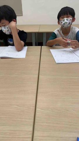 劉竹 - 在補習班教學齡前至小三數學