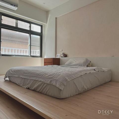 黛瓅設計 - 雅緻女兒房 |
融合木質元素與潔白牆面，我們為您的女兒打造了一個優雅而溫馨的空間。特別設計的床背牆，結合了藝術塗料與實木貼皮，不僅美觀，更節省了床頭空間，為房間增添了更多活動空間。床背板巧妙地設計成多功能收納空間，方便放置手機、書籍等小物品。床邊的插座與電燈開關考量到了使用者的便利性。

考慮到屋主女兒已是一位擁有小孩的母親，我們特別選用了架高的和式地板代替傳統床架，為小孩提供更安全的睡眠環境。