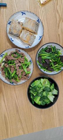 徐錫娟 - 煎帶魚，芥蘭牛肉，韭菜花炒豬血糕，素炒青江菜