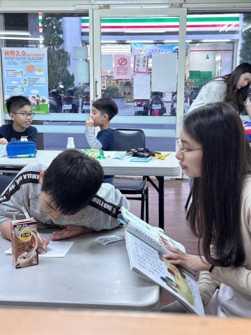 丁芬妮 - 國小課輔班輔導孩童寫作業