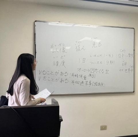 丁芬妮 - 擔任班級讀書會的助教，站在台前授課