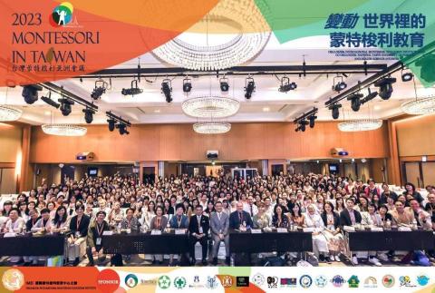 鄭氏梅-越南語譯者 - 挑戰成功站在眾多人前面拿著麥克風口譯