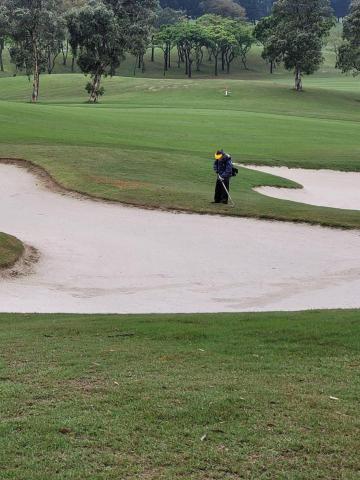 劉仲中 - 除草中