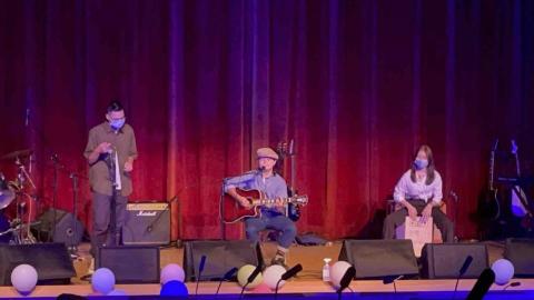 無 - 校園表演的照片 我是中間自彈自唱的那個