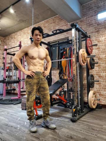 瘦身減脂增肌雕塑KEN教練 - 45歲的健身大叔，在下本人