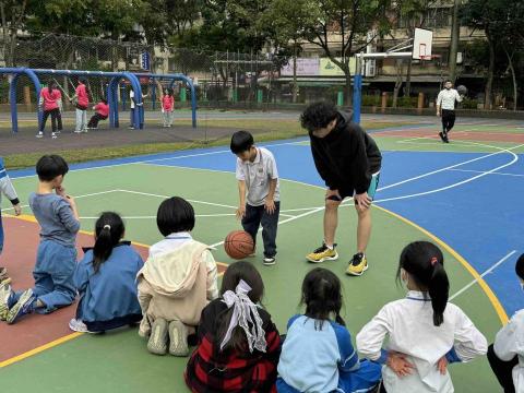 邱緯哲 - 國小（課後班）（教學運球）