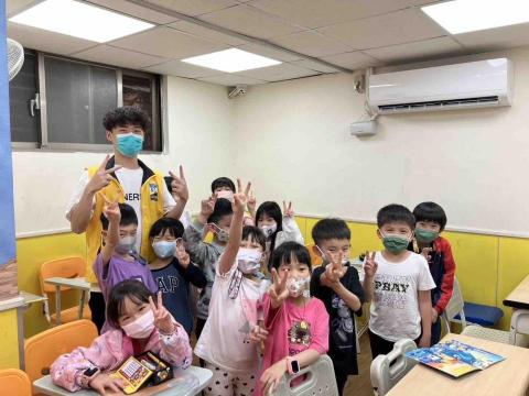 邱緯哲 - 補習班 英文助教