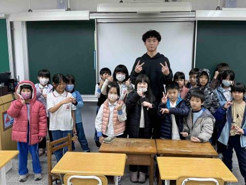 邱緯哲 - 國小 課後班