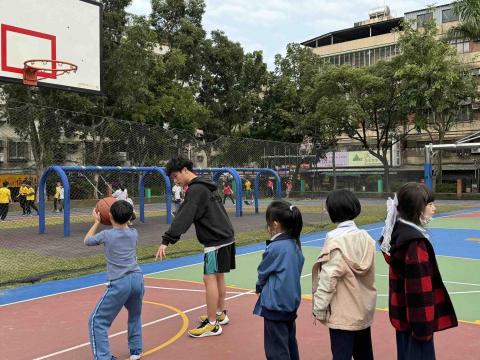 邱緯哲 -  國小（課後班）教導學生（投籃）