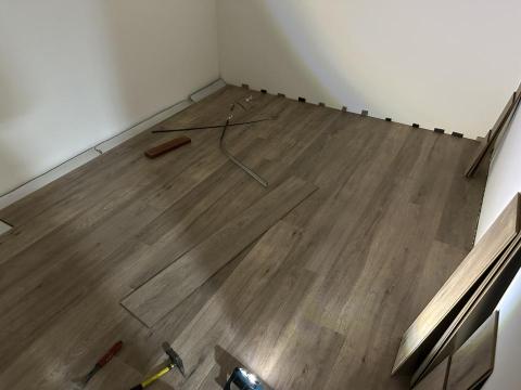 鴻儀卡扣式地板 - 高品質超耐磨代工