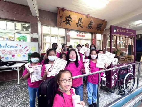 楊家甄 - 養老院表演