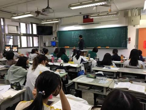 政大經濟學研究所 研究生代表 - 台中女中 - 商業研究社 社團指導經驗