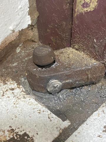 書田企業，地絞鏈，門弓器，平推鎖.門卡卡.門脫落[鐵工] - 非自由絞鏈軸心凸起.門沒法正常開關.調整正常後.軸心加鎖鑼絲固定.以免軸心在次凸起.