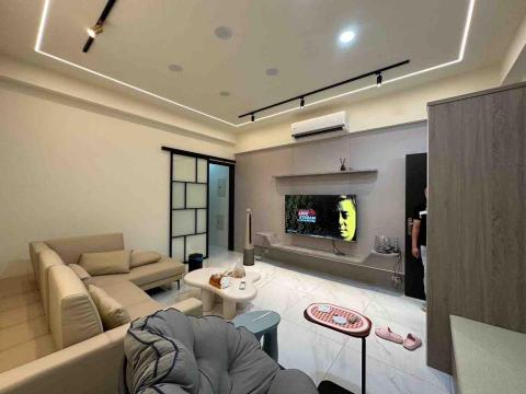 勝晉裝潢工程行 - 平釘天花板、照明線型燈條、投射燈、崁燈、簡約電視牆、置物層板架、鋁框拉門