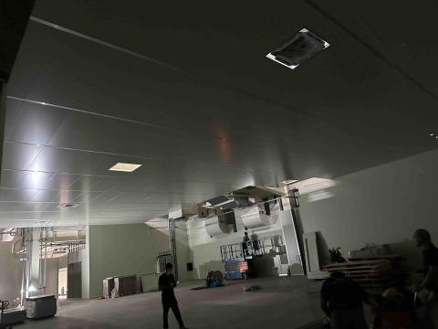 鴻晨工程行 - 挑高5米 庫板天花板