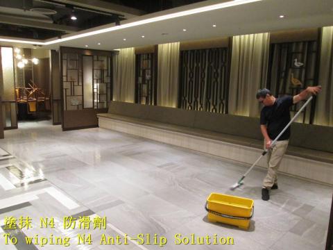 止滑大師 地面地板防滑專家 防滑到府施工 防滑劑-DIY組 - 【防滑適用地點＆地材】
防滑劑適用於家庭、社區、公寓、大樓、餐廳、溫泉會館、飯店、旅館、汽車旅館、游泳池、三溫暖、桑拿浴、健身房、學校、醫院、幼稚園、遊樂園、公園、廣場、工廠、機關、騎樓…等任何場所。 通道、步道、走道、車道、斜坡道、浴室、沐浴間、陽台、樓梯、客廳、廚房、食堂、用餐區、噴水池、大廳…等任何有可能滑倒的地點，都能有效的防滑。 