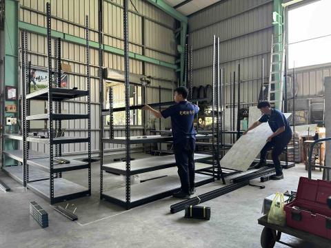 王毅丞 - 利用免螺絲角鋼架搭建外展示架空間，內辦公室的夢幻組合，省空間又美觀