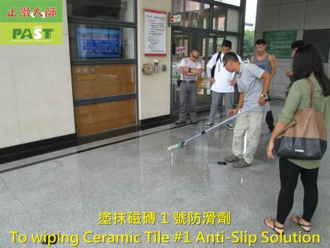 止滑大師 地面地板防滑專家 防滑到府施工 防滑劑-DIY組 - 止滑大師地板防滑專業施工 防滑劑台灣製造
【歡迎批發、貼牌、加盟、經銷、代理】
1. 使用止滑大師透明防滑劑：防滑於無形、看不到、摸不著，就是防滑。
2. 防滑劑在地材表面形成無數隱形微米止滑孔，增加地面摩擦係數。
3. 不卡污垢、施壓檢測證明強度不變。
4. 防滑施工簡單、快速、安全、美觀。
5. 施工後清潔簡單、與平常清潔方法一樣。
6. 越清潔越防滑。
