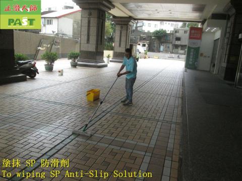 止滑大師 地面地板防滑專家 防滑到府施工 防滑劑-DIY組 - 各類磁磚止滑、馬賽克磁磚防滑、石英磚透心磚防滑、拋光石英磁磚(玻化磚)防滑、拋光石材止滑防滑、花崗岩防滑(花崗石防滑)、天然石防滑(岩石防滑、小石頭防滑、玉石防滑、鵝卵石止滑、石頭止滑)、抿石防滑、、大理石防滑、水泥防滑(粉光水泥止滑、硬化處理水泥止滑)、水磨石止滑(磨石子止滑)等任何地材都能施工。另外還有專門用於金屬、木材、塑膠等地材的防滑塗料。