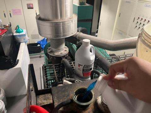 宇信電機 - 水箱精添加中