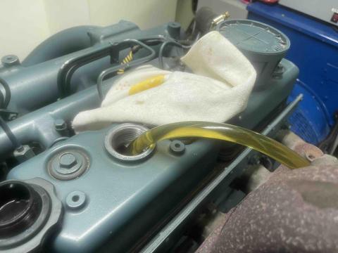 宇信電機 - 引擎機油添加中