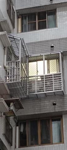 呂逢彬 - 冷氣架加採光雨棚PC，正面做花格鋁防鴿子