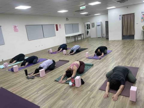 江晏庭 瑜伽老師 - 嬰兒式呼吸調息