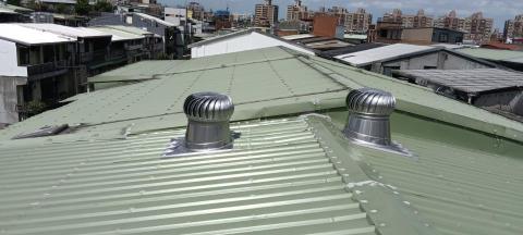 呂逢彬 - 鐵皮屋換浪板採用鋁鋅材料耐銹達30年以上。