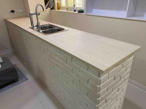 達霖建築貼膜 - 中島桌面翻新～把顏色較重的深木紋改色
淺色木紋讓整體視覺上更有回到家的感覺