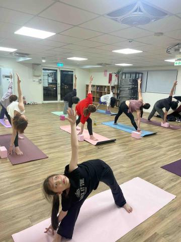 江晏庭 瑜伽老師 - 哈達瑜珈課-三角式