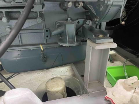 宇信電機 - 機油濾芯更換中