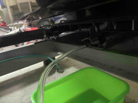 宇信電機 - 冷卻水更換中