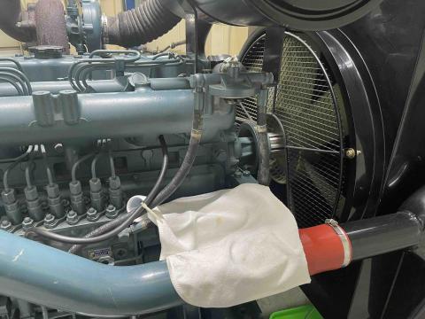 宇信電機 - 柴油濾芯更換中