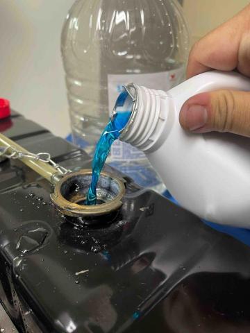 宇信電機 - 水箱精添加中