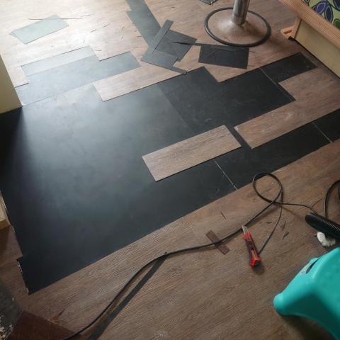 修家工程 - 局部塑膠地板（放置防潮墊）