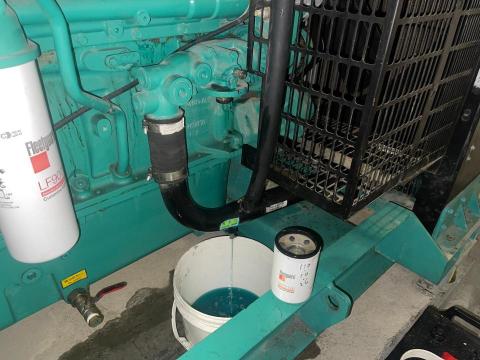 宇信電機 - 水濾芯更換中