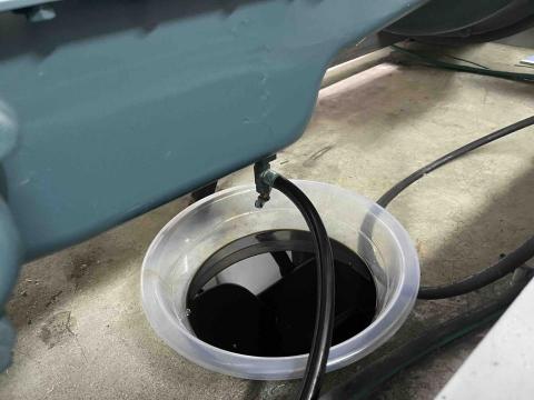 宇信電機 - 引擎機油更換中