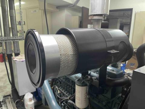 宇信電機 - 空氣濾芯更換中