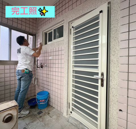 甫安鋁業｜豆腐專業鋁門窗 - 牙白色三合一通風門+廁所橫拉窗