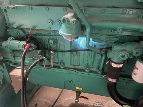 宇信電機 - 機油濾心更換中