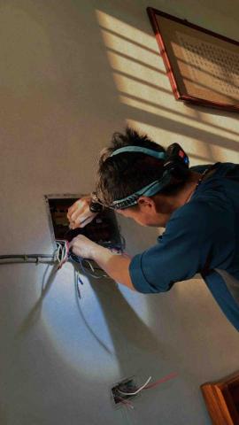 晉淵水電工程 - 彰化市20幾年四樓老透天，重新拉線。
拉出的是1990年的舊電線。
現代人用電量大，舊電線承載上不安全，建議重新拉線，歡迎詢價✅