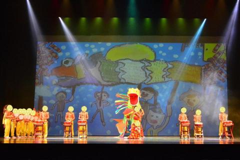 江老師 - 小學藝術課：大型展演，舞台背景繪製、道具創作