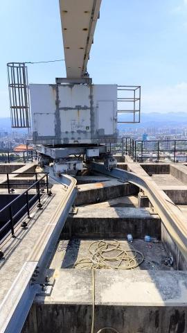 宸玲防水工程 - 台北基泰飯店壁震樑補強高空自動吊車