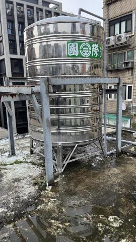 陳尼克 - 安裝4噸水塔