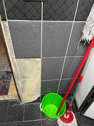 小郭 - 壁磚膨拱修繕（施工前）