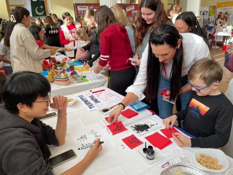 陳妮妮 - 於捷克帶領當地師生體驗寫書法