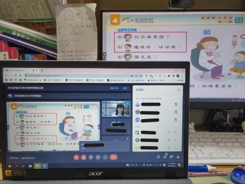 張碧娟 - 疫情期間，帶領學生以google meet視訊上課。